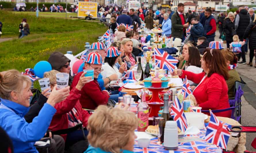 Personas que asisten al almuerzo del jubileo de platino de Morecambe