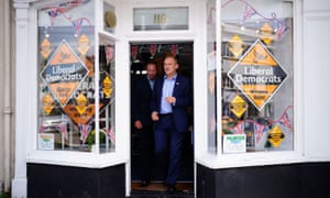 El líder liberal demócrata Ed Davey en la oficina de Lib Dem en Honiton.  Fotografía: Ben Birchall/PA
