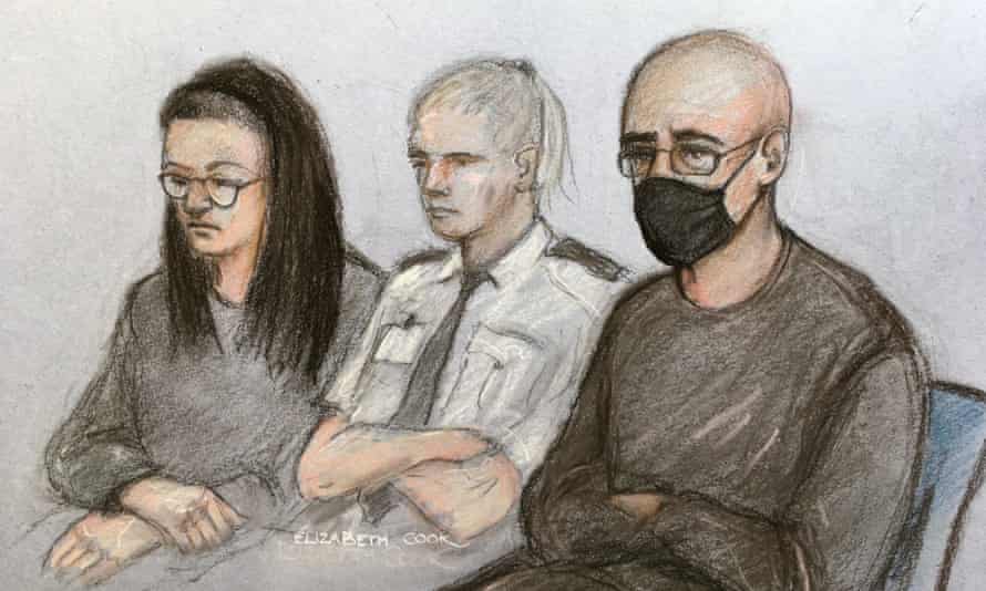 Angharad Williamson, a la izquierda, y su socio, John Cole, a la derecha, en el banquillo de los acusados en Cardiff Crown Court.