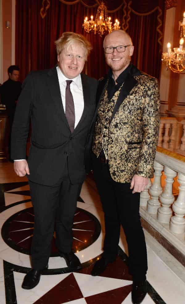 Boris Johnson con el multimillonario John Caudwell en 2014. El fundador de Phones4U quiere más inversión del gobierno.