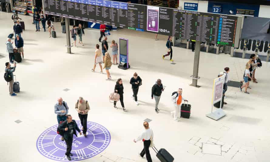El vestíbulo prácticamente vacío en la estación de Waterloo, Londres