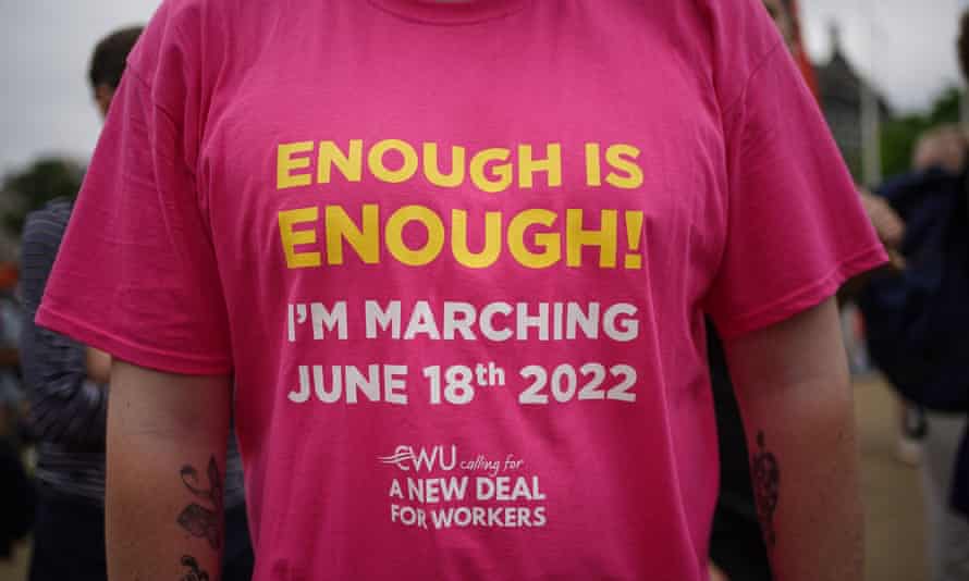 Camiseta que dice basta