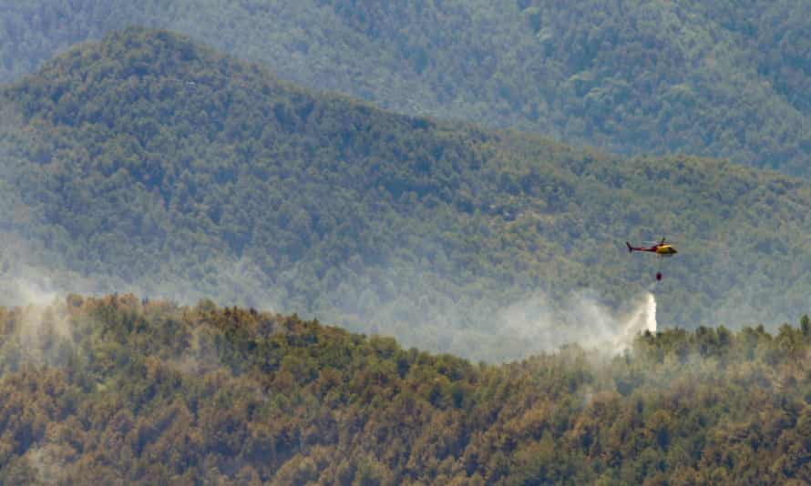 Un helicóptero de extinción intenta extinguir un incendio forestal en Lladurs, EspañaUn helicóptero de extinción intenta extinguir un incendio forestal en Lladurs, España