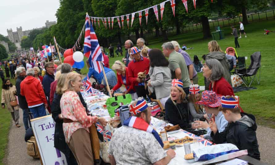 La gente se reúne para el Gran Almuerzo del Jubileo en el Long Walk en Windsor.