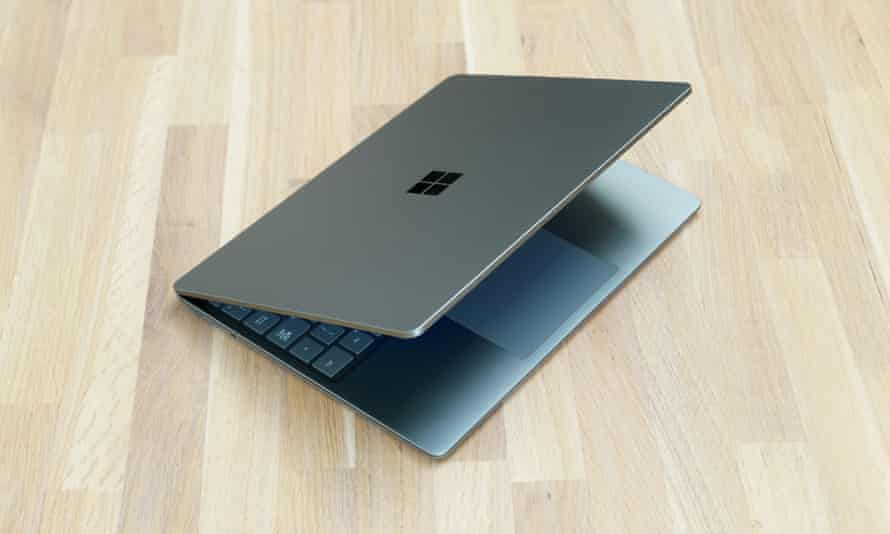 La Microsoft Surface Laptop Go 2 fotografiada medio abierta sobre una mesa.
