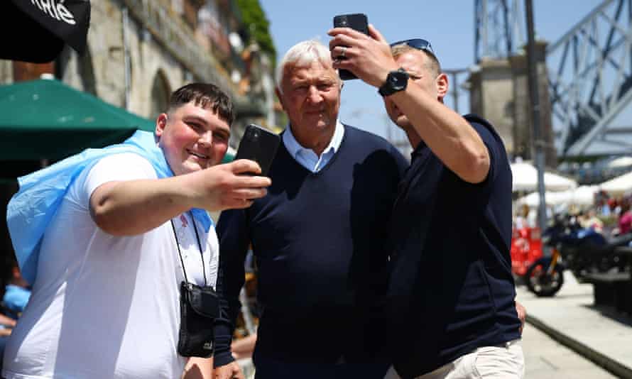 Aficionados con Mike Summerbee antes de la final de la Champions League 2021