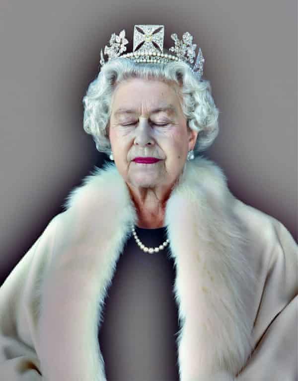 Fotografía de la reina Isabel II con los ojos cerrados con una corona y un abrigo con cuello de piel