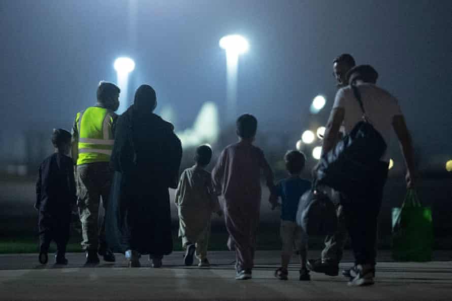 Los pasajeros evacuados de Afganistán desembarcan en la estación RAF Brize Norton en el sur de Inglaterra, el 24 de agosto de 2021.