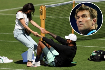 Kyrgios abraza a Wag Costteen antes de la final mientras habla