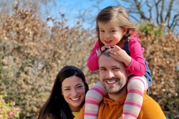 La hija de Shayne Ward se parece al mini-yo de su prometido en Easter Snap