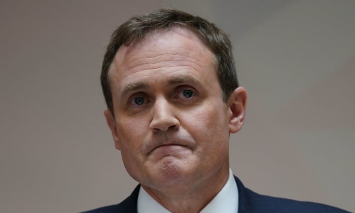 Tom Tugendhat hablando en el lanzamiento de su campaña para convertirse en líder del Partido Conservador y Primer Ministro, en 4 Millbank, Londres.