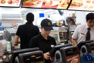 ¿Cuánto paga McDonalds a sus empleados y reciben comida gratis?