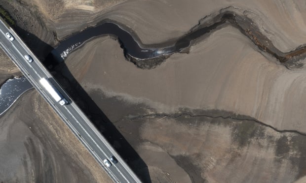 Los vehículos cruzan un puente sobre el embalse de Woodhead en West Yorkshire