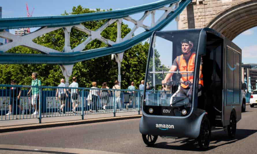 Una nueva E-cargo bike circula por la capital.
