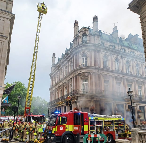 Los bomberos dijeron que habría una gran interrupción del tráfico y que las personas deberían evitar el área si es posible.