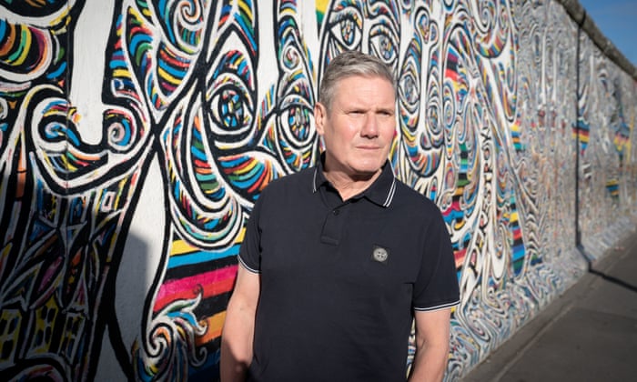 El líder laborista Sir Keir Starmer pasa frente a una sección del Muro de Berlín conocida como East Side Gallery en Berlín en el segundo día de su visita de dos días a la capital alemana.