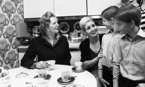Margaret Thatcher, a la izquierda, después de entregar una copia de las escrituras de 39 Amersham Road, Harold Hill al comprador de vivienda número 12.000 del Consejo del Gran Londres, James Patterson y su esposa Maureen.