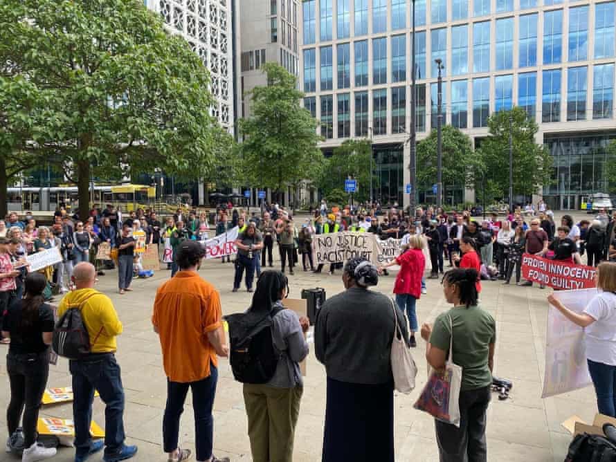 El arresto de Ademola Adedeji, de 19 años, y tres amigos ha provocado protestas en Manchester.