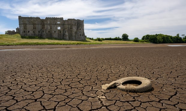 Un neumático viejo está expuesto durante la marea baja en el río Carew, Pembrokeshire.