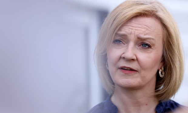 Liz Truss habla durante su campaña en Kent