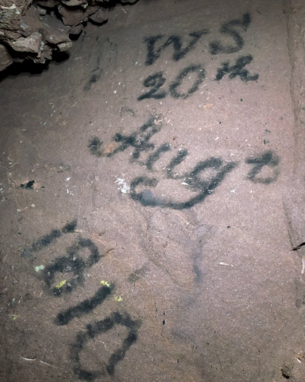 Una inscripción en la pared del pozo de una mina en Alderley Edge