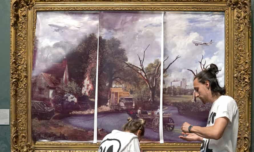 Manifestantes de Just Stop Oil cubren The Hay Wain de John Constable con su propia foto.