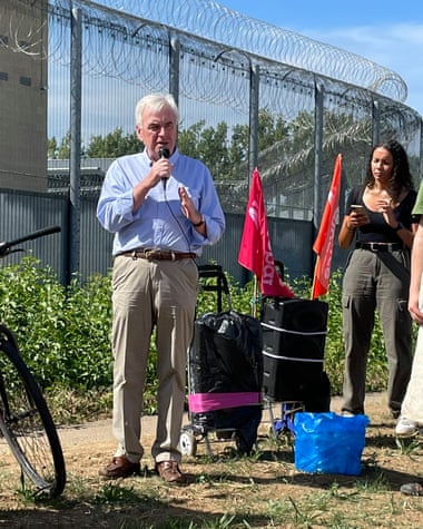 John Mcdonnell MP hablando fuera del Centro de Expulsión de Inmigración de Colnbrook