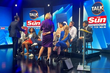 Los lectores de Sun brindan con Rishi Sunak y Liz Truss después de que se interrumpiera el debate de los jefes