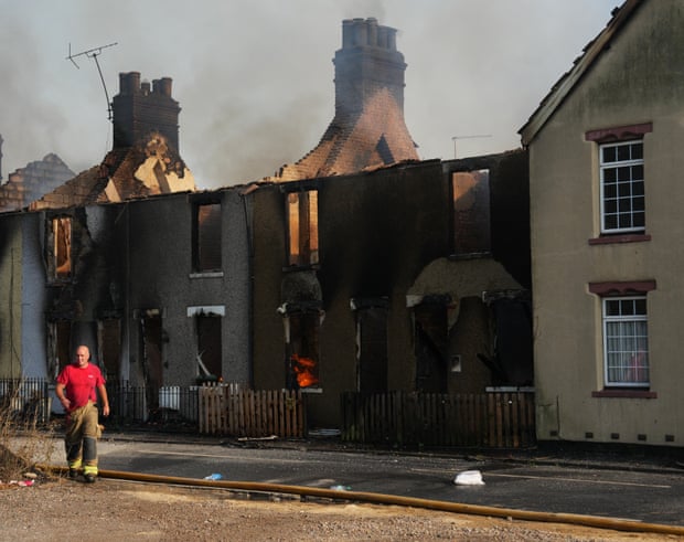 Los servicios de emergencia luchan contra incendios en una hilera de casas en Wennington, Inglaterra.