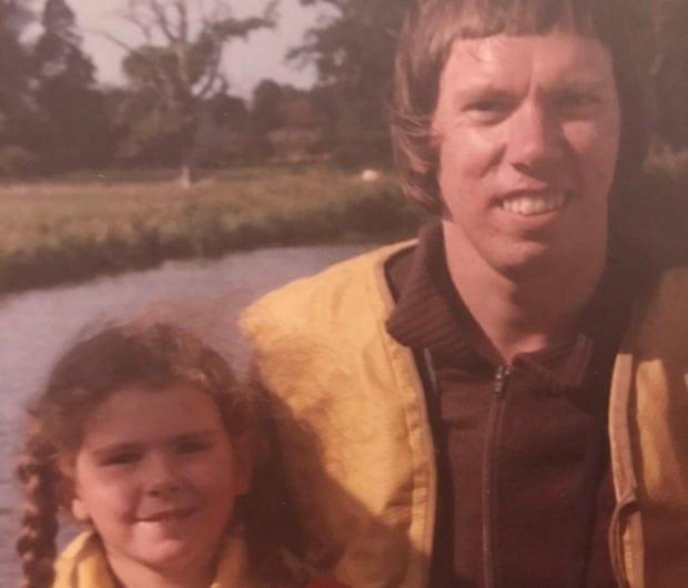 Emma Frame y su padre Jeffrey, que murió en 1991 de VIH y hepatitis C después de recibir hemoderivados contaminados.