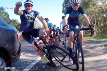 Ciclistas esparcidos por la carretera después de embestir un automóvil, pero ¿quién se equivocó?