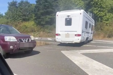 Mire el RV conducir en sentido contrario en la rampa para sortear las obras viales