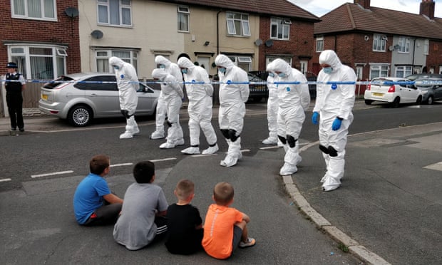 Un equipo forense en las calles de Knotty Ash, Liverpool, tras el tiroteo de Olivia Pratt-Korbel.