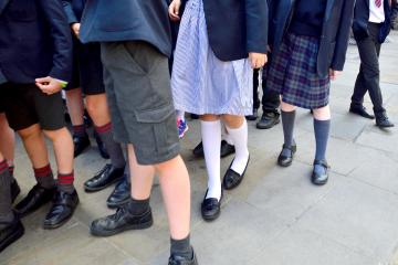 La furia de los padres cuando la maestra 'compara a las niñas de 11 años con las prostitutas'