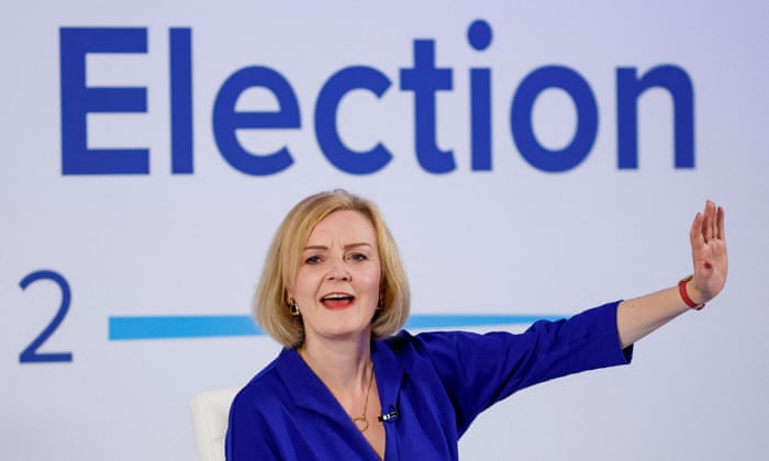 La candidata al liderazgo conservador Liz Truss responde preguntas durante una campaña electoral, como parte de la campaña de liderazgo del Partido Conservador, en Norwich.