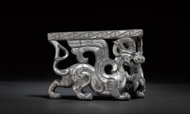 Una pieza de esquina de bronce con incrustaciones de plata, dinastía Zhou del Este.