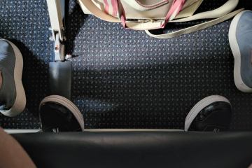 Una pasajera comparte una foto de los PIES de una persona que sobresalen de debajo del asiento de su avión