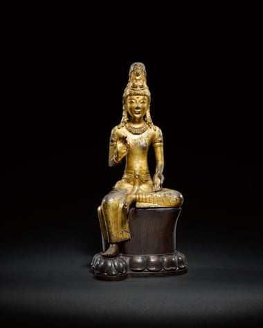 Una figura sentada de bronce dorado de los siglos XI/XII de Avalokiteśvara.