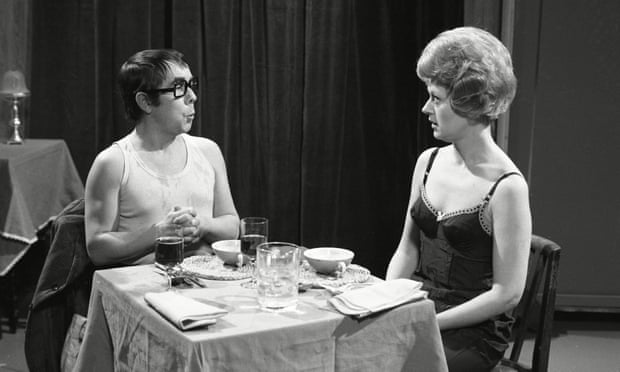 Tewson y Ronnie Corbett en un sketch de comedia para Frost Sunday en 1969.