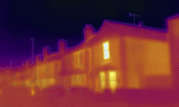 La imagen térmica de casas adosadas en Guildford ilustra el costo energético de la pérdida de calor.