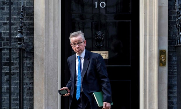 Michael Gove con traje y corbata saliendo del número 10 de Downing Street
