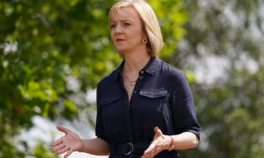 Liz Truss hablando en una reunión