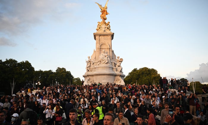 Las multitudes se reúnen en el Victoria Memorial en las afueras del Palacio de Buckingham tras la muerte hoy de la reina Isabel II en Balmoral.