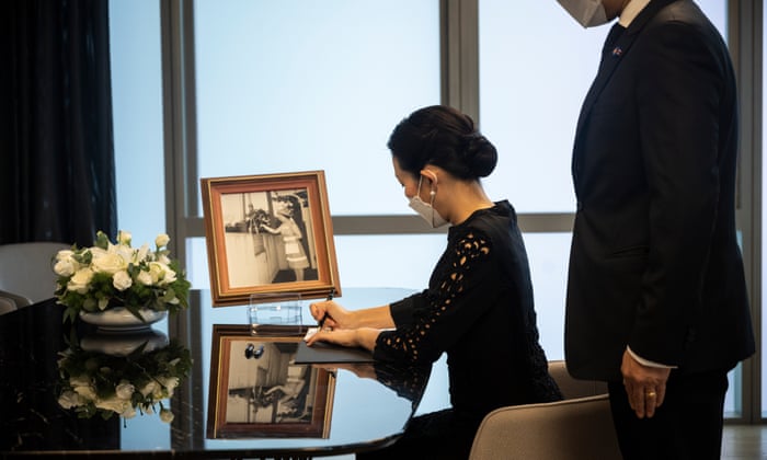 Un visitante firma un libro de condolencias para presentar sus respetos a la difunta Reina Isabel II en la Embajada Británica el 10 de septiembre de 2022 en Bangkok, Tailandia.