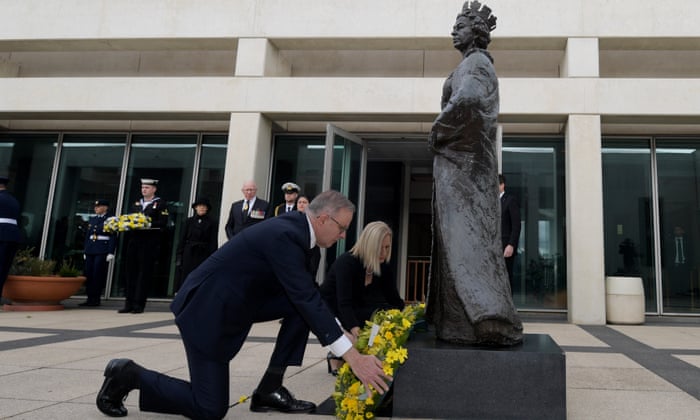 El primer ministro australiano, Anthony Albanese, y la ministra de Finanzas, Katy Gallagher, colocaron una ofrenda floral frente a la estatua de la reina Isabel II en el Parlamento australiano el 10 de septiembre de 2022 en Canberra.