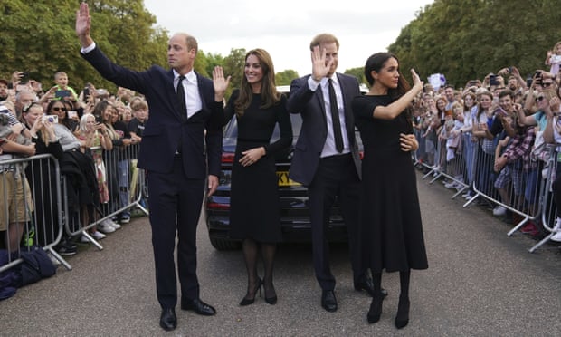 Luego, las dos parejas saludaron al público en el Castillo de Windsor en lo que se cree que es su primera aparición pública juntas desde marzo de 2020.