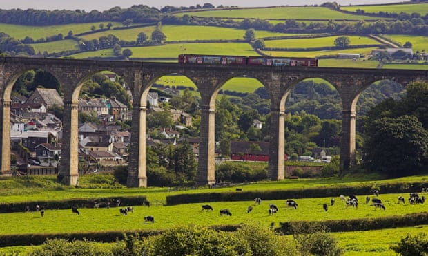 Un tren en el viaducto sobre el río Tamar que conecta Devon y Cornwall.