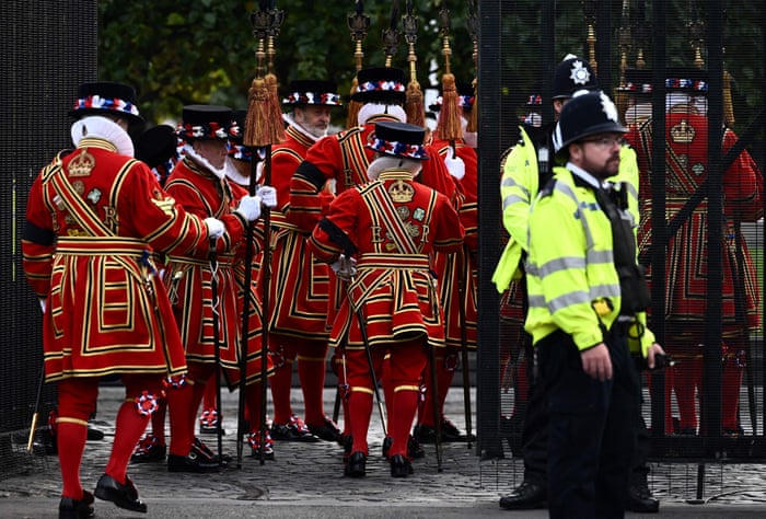 Yeomen de la Guardia llegando al Palacio de Westminster, antes de la presentación de discursos de condolencias de ambas Cámaras del Parlamento al Rey.