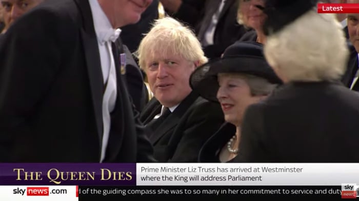 Boris Johnson y Theresa May con otros parlamentarios en Westminster Hall, esperando discursos de condolencias al Rey