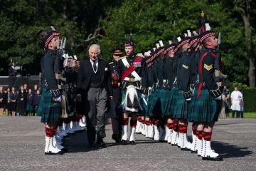Charles y Camilla llegan a Edimburgo para la sombría procesión del ataúd de la Reina
